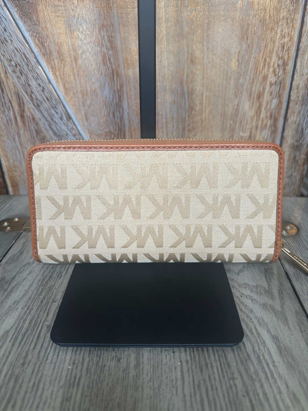 Michael Kors Jet Set Continental Zip Around Wallet with Gold Hardware - Picture 2 of 12